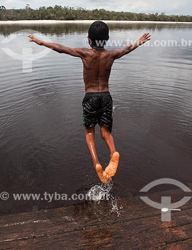  Riverine child diving on the Negro River  - Barcelos city - Amazonas state (AM) - Brazil