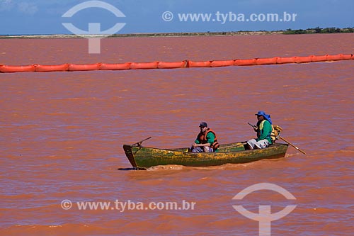  Motorboat and contention barriers - mouth of the Rio Doce to prevent that the mud with rejects from dam rupture of the Samarco company mining come to islands and low areas of estuary  - Linhares city - Espirito Santo state (ES) - Brazil