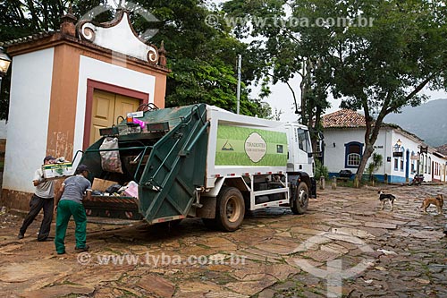  Garbage collection opposite to Passos da Paixao Chapel (1740)  - Tiradentes city - Minas Gerais state (MG) - Brazil