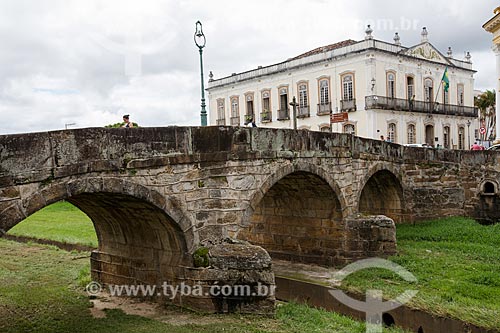  View of Cadeia Bridge (Jail Bridge) - 1797 - with the Sao Joao del Rei City Hall in the background  - Sao Joao del Rei city - Minas Gerais state (MG) - Brazil