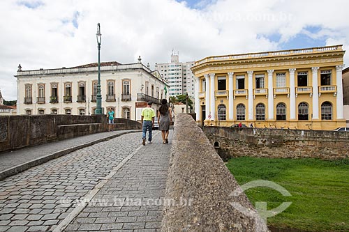  View of Cadeia Bridge (Jail Bridge) - 1797 - with the Sao Joao del Rei City Hall - to the left - and the building of Department of Finance  - Sao Joao del Rei city - Minas Gerais state (MG) - Brazil