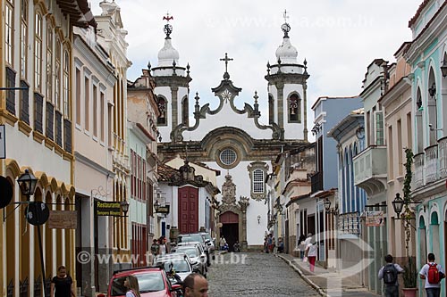  Historic houses - Getulio Vargas Street with the Nossa Senhora do Carmo Church (1732) in the background  - Sao Joao del Rei city - Minas Gerais state (MG) - Brazil