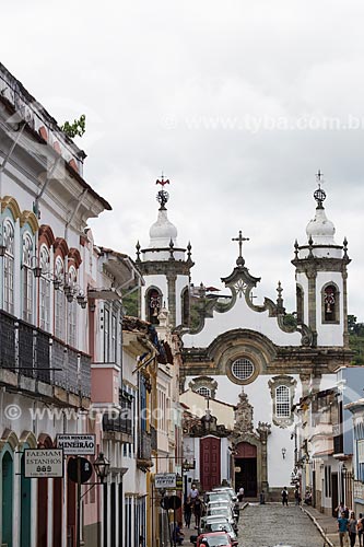  Historic houses - Getulio Vargas Street with the Nossa Senhora do Carmo Church (1732) in the background  - Sao Joao del Rei city - Minas Gerais state (MG) - Brazil