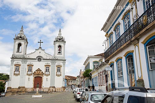  Historic houses - Largo do Rosario Square with the Nossa Senhora do Rosario dos Pretos Church (1719) in the background  - Sao Joao del Rei city - Minas Gerais state (MG) - Brazil