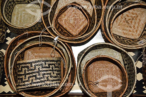  Straw basket of liana aruma, wild inga bark, breu and marajai - Indigenous craftwork Waimiri-Atroar tribe  - Novo Airao city - Amazonas state (AM) - Brazil