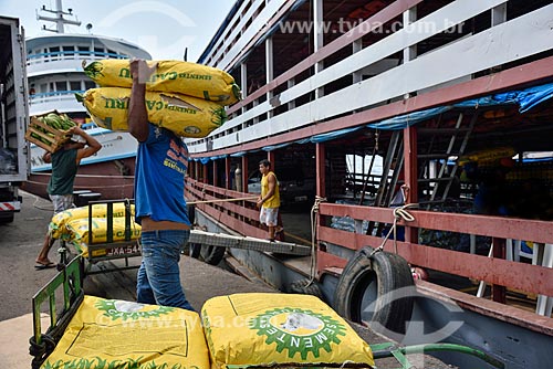  Longshoremen - carrying seeds bag to berthed boat - Manaus Port  - Manaus city - Amazonas state (AM) - Brazil
