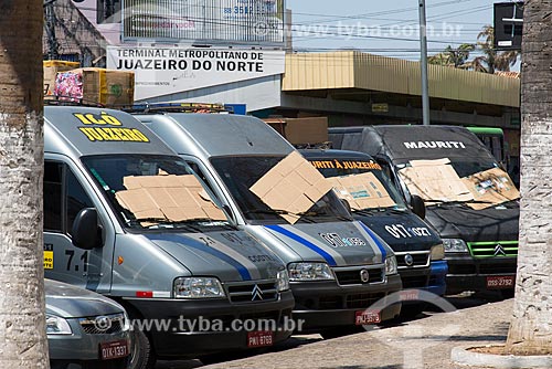  Vans parked with cardboard on the windshield to reduce heat  - Juazeiro do Norte city - Ceara state (CE) - Brazil