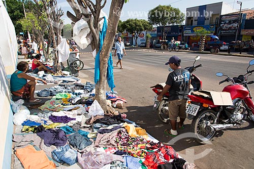  Selling used clothes on Ailton Gomes Avenue  - Juazeiro do Norte city - Ceara state (CE) - Brazil