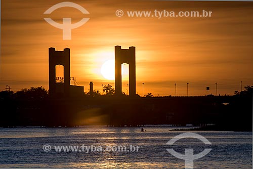  Sunset - Presidente Eurico Gaspar Dutra Bridge over the Sao Francisco River - that connects the cities of Petrolina and Juazeiro -  - Juazeiro city - Bahia state (BA) - Brazil