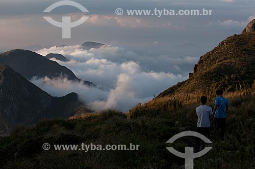  Tourists observing the landscape from Pedra do Sino (Bell Stone) - during trail between Teresopolis and Petropolis cities - Serra dos Orgaos National Park  - Teresopolis city - Rio de Janeiro state (RJ) - Brazil