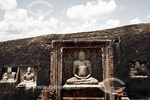  Sculptures - Buddhist temple of Raja Maha Vihara  - Anuradhapura district - North Central Province - Sri Lanka