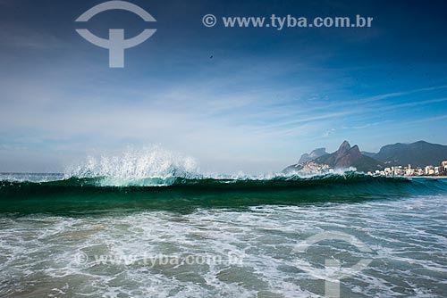  General view of the Arpoador Beach waterfront with the Morro Dois Irmaos (Two Brothers Mountain) and Rock of Gavea in the background  - Rio de Janeiro city - Rio de Janeiro state (RJ) - Brazil