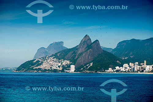  General view of the Arpoador Beach waterfront with the Morro Dois Irmaos (Two Brothers Mountain) and Rock of Gavea in the background  - Rio de Janeiro city - Rio de Janeiro state (RJ) - Brazil