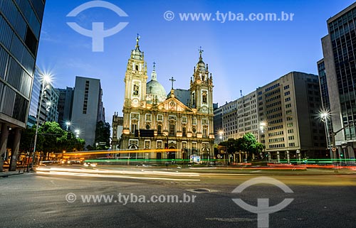  Traffic between March 1 Street and Presidente Vargas Avenue with Nossa Senhora da Candelaria Church (1609) in the background  - Rio de Janeiro city - Rio de Janeiro state (RJ) - Brazil