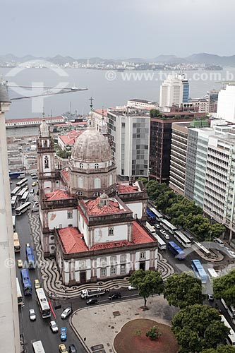  Nossa Senhora da Candelaria Church (1609), buildings in Presidente Vargas Avenue and Guanabara Bay in the background  - Rio de Janeiro city - Rio de Janeiro state (RJ) - Brazil