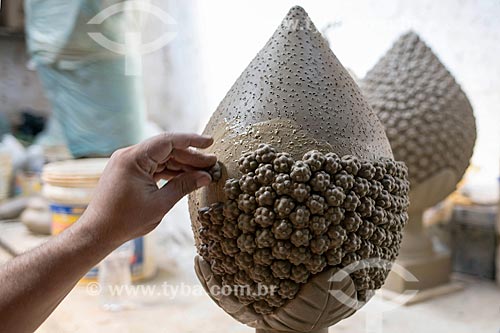  Detail of artisan molding ceramic sculpture - Association of Artisans Tracunhaem  - Tracunhaem city - Pernambuco state (PE) - Brazil