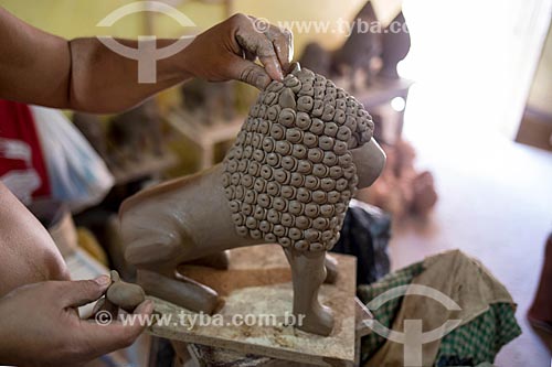  Detail of artisan molding a ceramic lion sculpture - Association of Artisans Tracunhaem  - Tracunhaem city - Pernambuco state (PE) - Brazil