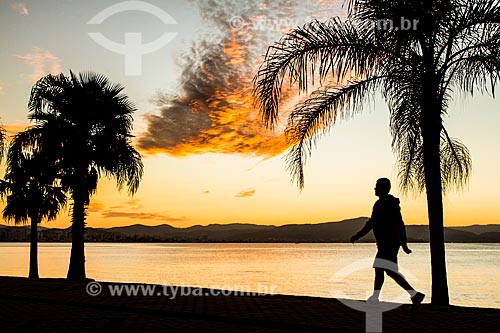  People walking - Beira Mar Norte Avenue boardwalk during the sunset  - Florianopolis city - Santa Catarina state (SC) - Brazil
