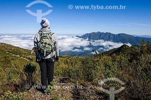  Tourist observing the landscape during the trail of Couto Hill - Itatiaia National Park  - Itatiaia city - Rio de Janeiro state (RJ) - Brazil