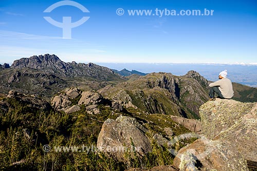  Tourist observing the landscape during the trail of Couto Hill - Itatiaia National Park  - Itatiaia city - Rio de Janeiro state (RJ) - Brazil