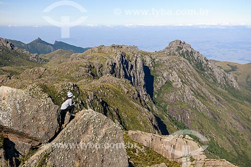  Tourist observing the landscape during the trail of Couto Hill - Itatiaia National Park  - Itatiaia city - Rio de Janeiro state (RJ) - Brazil