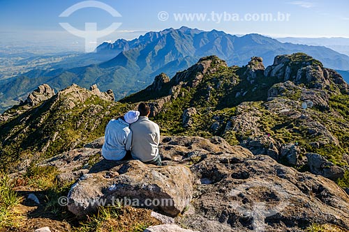  Couple observing the landscape during the trail of Couto Hill - Itatiaia National Park  - Itatiaia city - Rio de Janeiro state (RJ) - Brazil