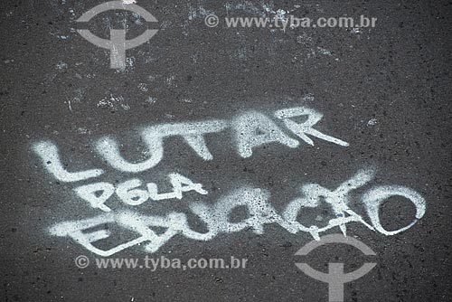  Graffiti that says: fight for education  - Porto Alegre city - Rio Grande do Sul state (RS) - Brazil