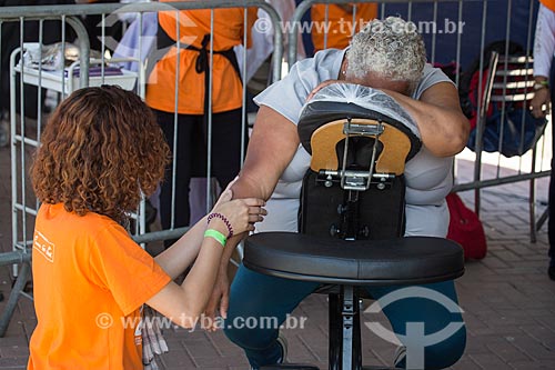  Massage session during social action of SESC/SENAC - B.A.S.E.S (Base of Social and Educational Action) - Luis de Camoes Olympic Square  - Teresopolis city - Rio de Janeiro state (RJ) - Brazil