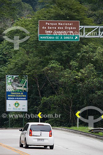  Plaque indicating animals crossing in Rio-Teresopolis Higjway (BR-116) - snippet of Serra dos Orgaos National Park  - Teresopolis city - Rio de Janeiro state (RJ) - Brazil