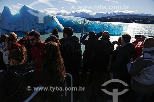  Tourists - glacier of Andes Mountain - El Calafate city  - El Calafate city - Santa Cruz Province - Argentina
