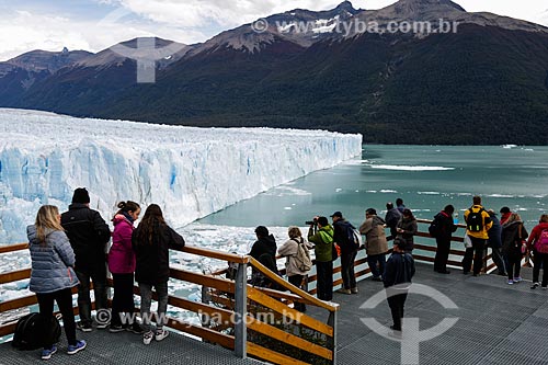  Tourists - Glaciar Perito Moreno (Perito Moreno Glacier)  - Santa Cruz Province - Argentina