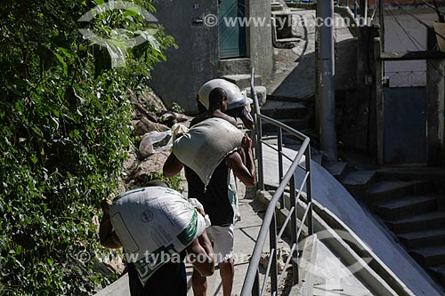  Workers carrying sand bags - Vidigal Slum  - Rio de Janeiro city - Rio de Janeiro state (RJ) - Brazil
