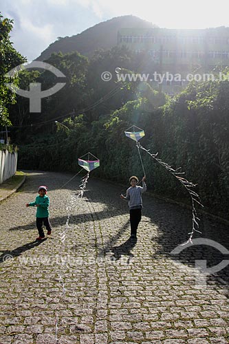  Boys learning to fly a kite  - Rio de Janeiro city - Rio de Janeiro state (RJ) - Brazil