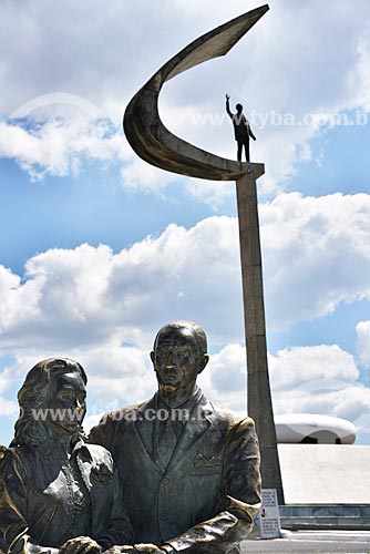  Sculpture of Juscelino Kubitschek and Sarah Kubitschek - author: sculptor Roberto Sa - JK Memorial  - Brasilia city - Distrito Federal (Federal District) (DF) - Brazil