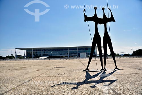  Sculpture Os Guerreiros (The Warriors) - also known as Os Candangos with Planalto Palace in the background  - Brasilia city - Distrito Federal (Federal District) (DF) - Brazil