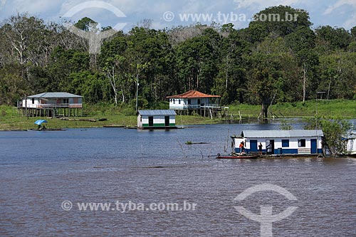  Riparian community on the banks of Amazonas River with little water even in the full season  - Urucara city - Amazonas state (AM) - Brazil
