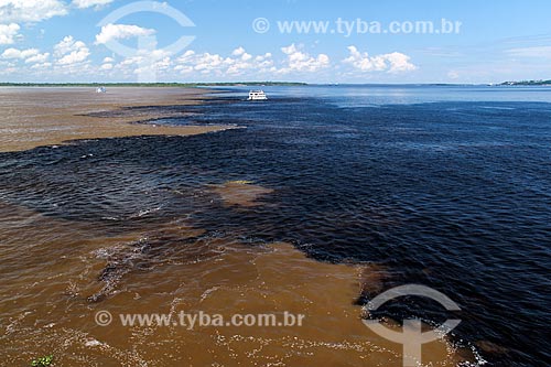 Boat sailing - meeting of waters of Negro River and Solimoes River  - Manaus city - Amazonas state (AM) - Brazil