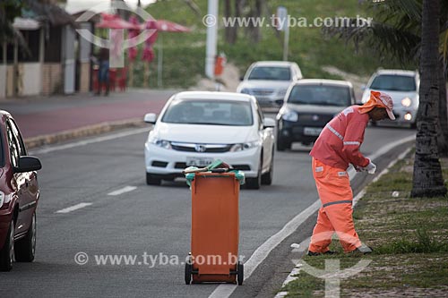  Street sweeper cleaning kerbside of the Litoranea Avenue  - Sao Luis city - Maranhao state (MA) - Brazil