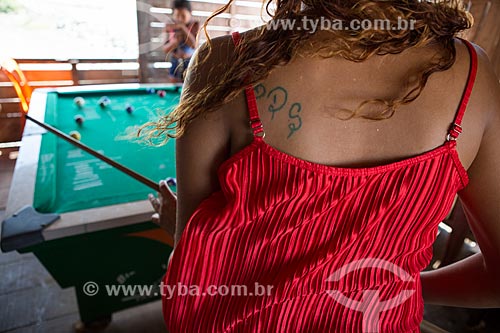 Detail of woman playing snooker  - Raposa city - Maranhao state (MA) - Brazil