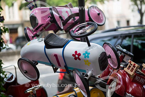 Toy car to children on sale  - Isle Sur La Sorgues city - Vaucluse department - France