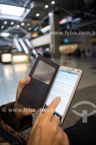  Person reading messages - Samsung Note Cell Phone - Afonso Pena International Airport - also know as Curitiba International Airport  - Sao Jose dos Pinhais city - Parana state (PR) - Brazil