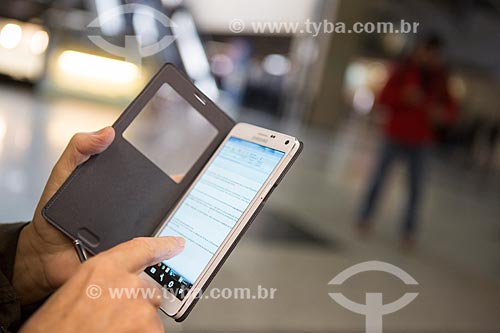  Person reading messages - Samsung Note Cell Phone - Afonso Pena International Airport - also know as Curitiba International Airport  - Sao Jose dos Pinhais city - Parana state (PR) - Brazil