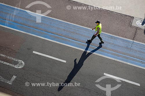  Labourer - crosswalk of runway of the Afonso Pena International Airport - also know as Curitiba International Airport  - Sao Jose dos Pinhais city - Parana state (PR) - Brazil