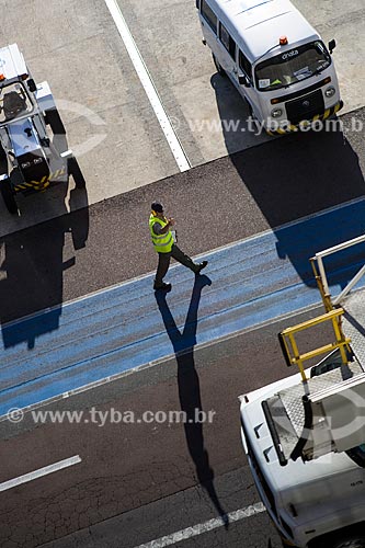  Labourer - crosswalk of runway of the Afonso Pena International Airport - also know as Curitiba International Airport  - Sao Jose dos Pinhais city - Parana state (PR) - Brazil