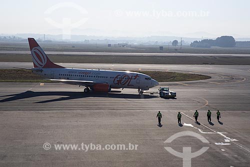  Labourers and boeing 737-700 of GOL - Intelligent Airlines - runway of Afonso Pena International Airport - also know as Curitiba International Airport  - Sao Jose dos Pinhais city - Parana state (PR) - Brazil