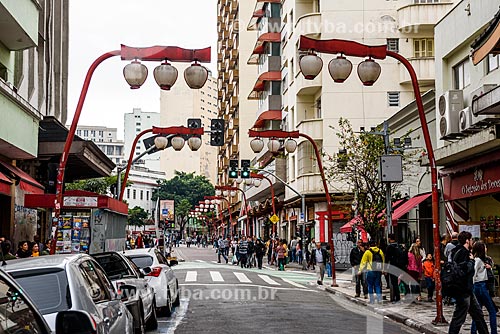  Lamppost with oriental decoration - Liberdade neighborhood  - Sao Paulo city - Sao Paulo state (SP) - Brazil