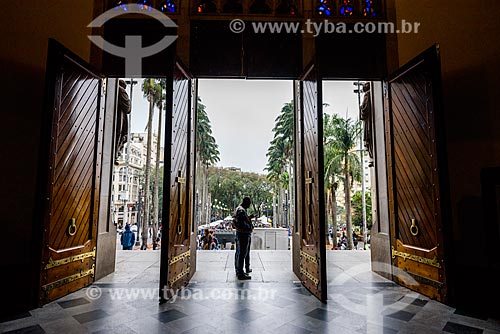  Detail of entrance of the Se Cathedral (Metropolitan Cathedral of Nossa Senhora da Assuncao) with the Se Square in the background  - Sao Paulo city - Sao Paulo state (SP) - Brazil