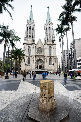  Detail of the Ground Zero of Sao Paulo - Se Square - with the Se Cathedral (Metropolitan Cathedral of Nossa Senhora da Assuncao) in the background  - Sao Paulo city - Sao Paulo state (SP) - Brazil