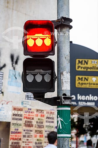 Detail of traffic light with oriental decoration - Liberdade neighborhood  - Sao Paulo city - Sao Paulo state (SP) - Brazil