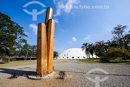  Sculpture by Elisa Bracher - Ibirapuera Park - with the Lucas Nogueira Garcez Pavilion - also known as Oca - in the background  - Sao Paulo city - Sao Paulo state (SP) - Brazil
